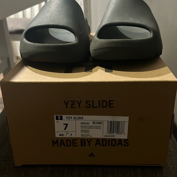 Yeezy Slides. Mens Size 7